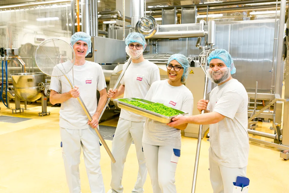 Vier Hilcona-Mitarbeitende gemeinsam in der Lebensmittelproduktion